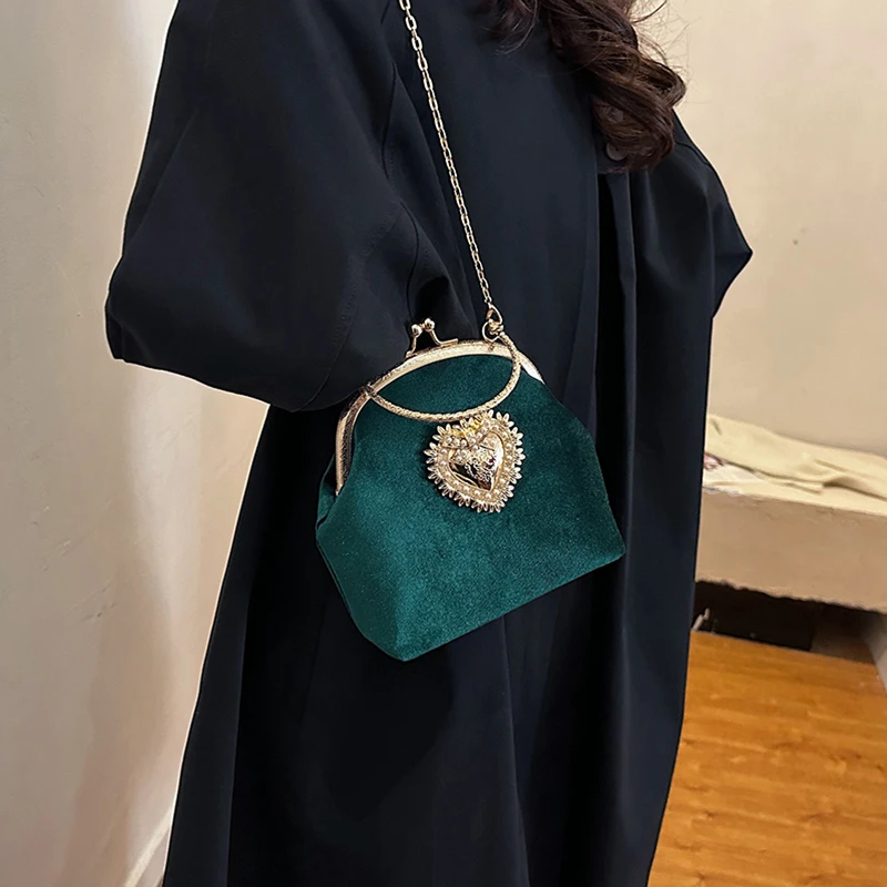Women Bags Sale - Бархатная рамка с цепочками в форме